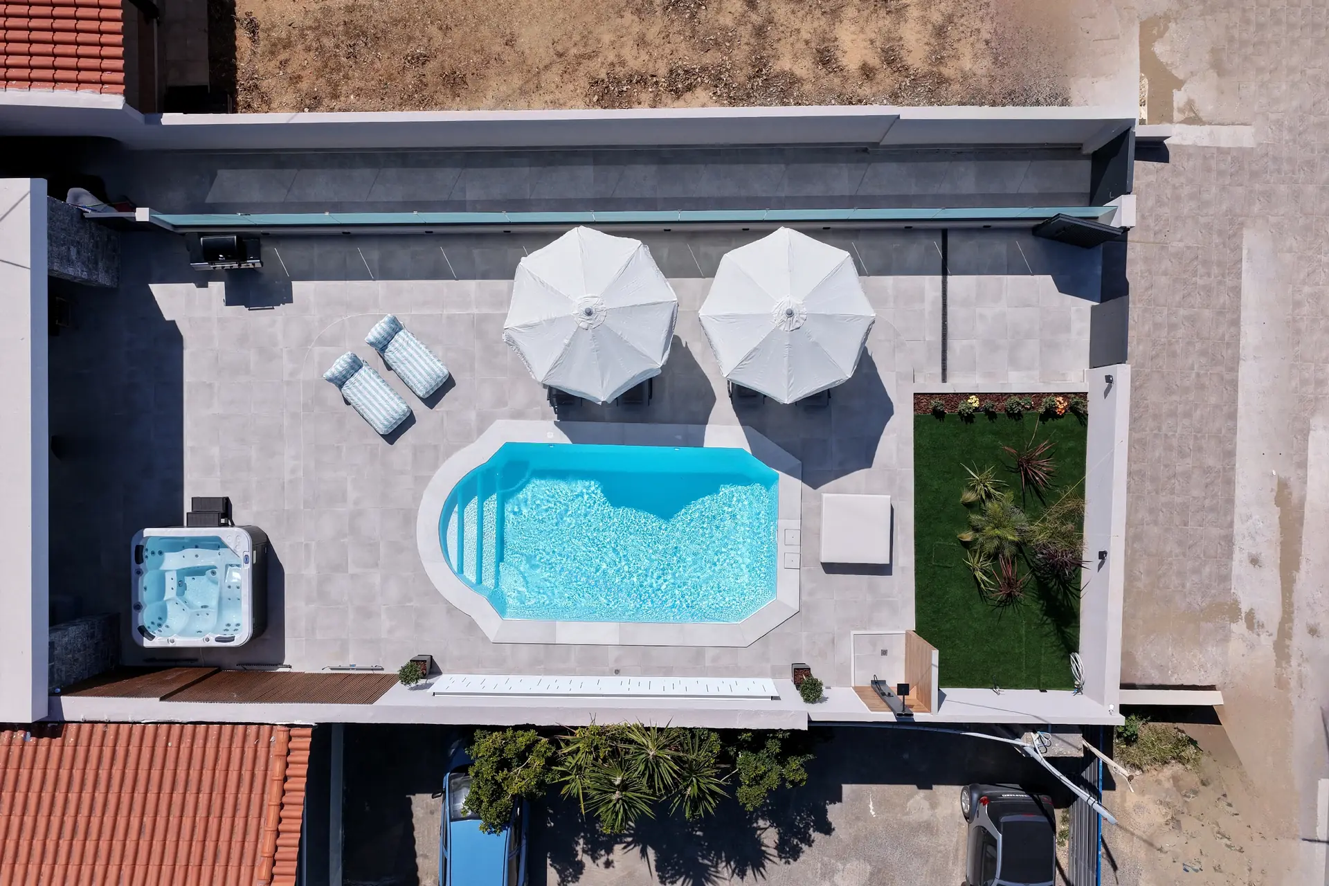 Η πισίνα, το jacuzzi και ο κήπος από ψηλά