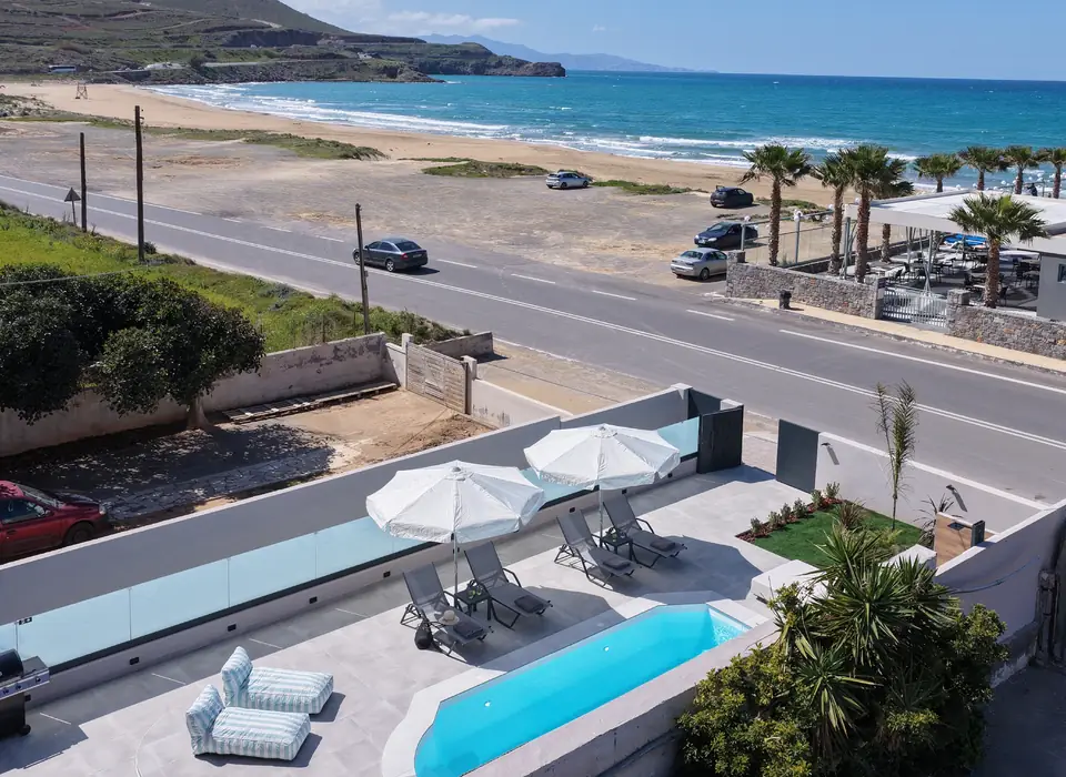 Το σπίτι με την πισίνα και η παραλία απέναντι, από ψηλά